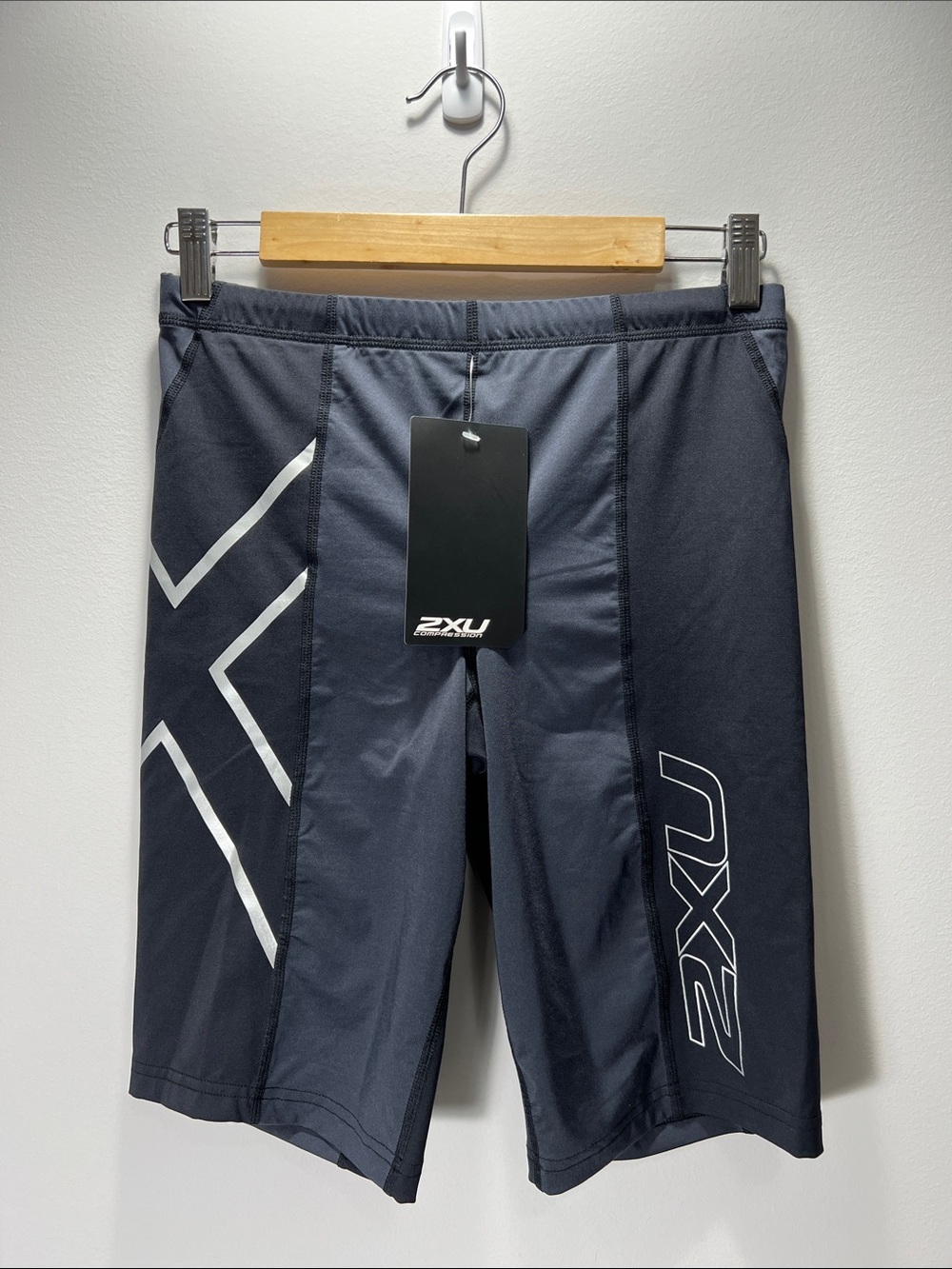 NWT 2XU Women’s Elite
Compression Shorts with Reflective Logos - XL